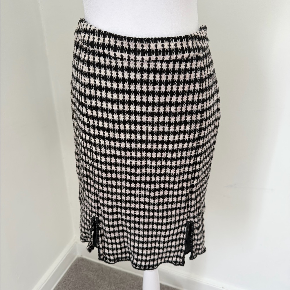 Black & white houndstooth pencil skirt with side slit and bow detail. Size: 6